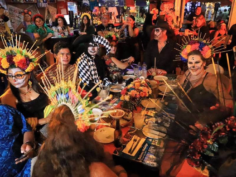 Inician las festividades del Día de Muertos con la Cena de Catrinas en Isla Mujeres