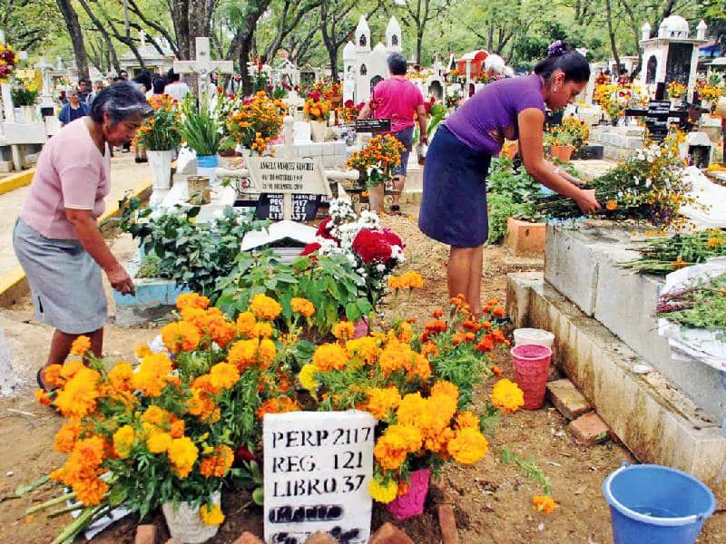 Desmienten presuntos cobros a ciudadanía por ingresar flores a panteones de Cancún