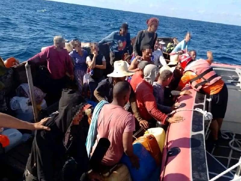 Aseguran en Isla Mujeres embarcación con 30 cubanos indocumentados