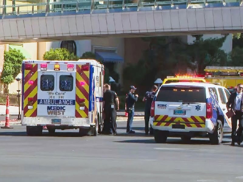 Los oficiales recibieron “un reporte de un acuchillamiento con varias víctimas frente a un casino en el bloque 3100 del sur del boulevard Las Vegas”