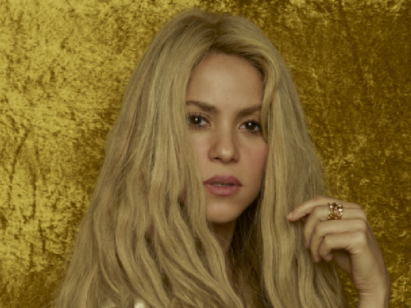 Las frases anteriores  y el teaser que también compartió Shakira, se le ve  tratando de recoger un “corazón” que ha sido aplastado