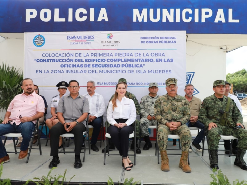 Atenea Gómez coloca la primera piedra de la construcción de la Casa del Policía en la zona insular