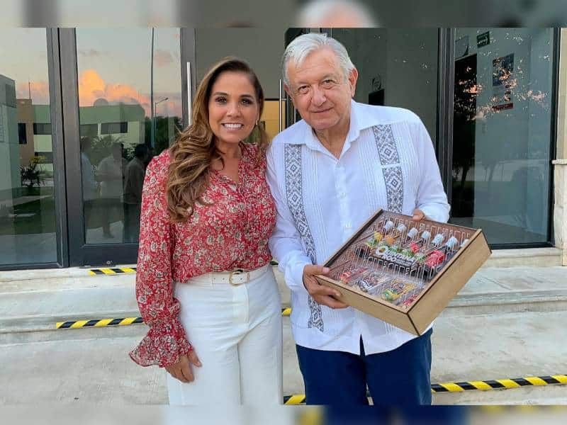 Mara Lezama regala al presidente AMLO selección de salsas de chile habanero