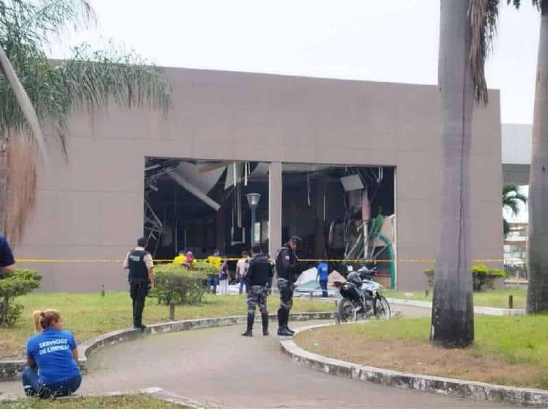 Fuerte explosión deja destrozos en terminal de autobuses en Ecuador
