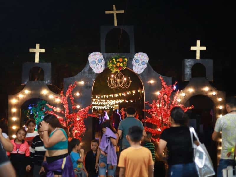 Cierran celebraciones por el Día de Muertos en Cancún con cerca de 50 mil asistentes