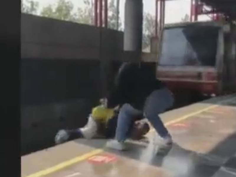 Video. Hombre baja a vías del Metro por una pelota; queda a centímetros de convoy