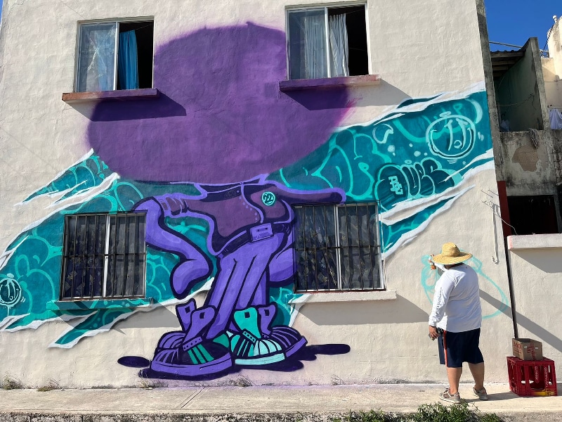 Con graffiti y murales intervienen barrios bravos