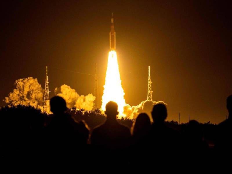 La NASA lanza con éxito megacohete a la Luna del programa Artemis