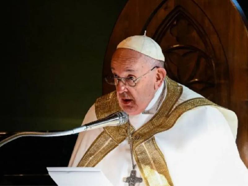 El papa consulta al médico del Atlético de Madrid por su rodilla