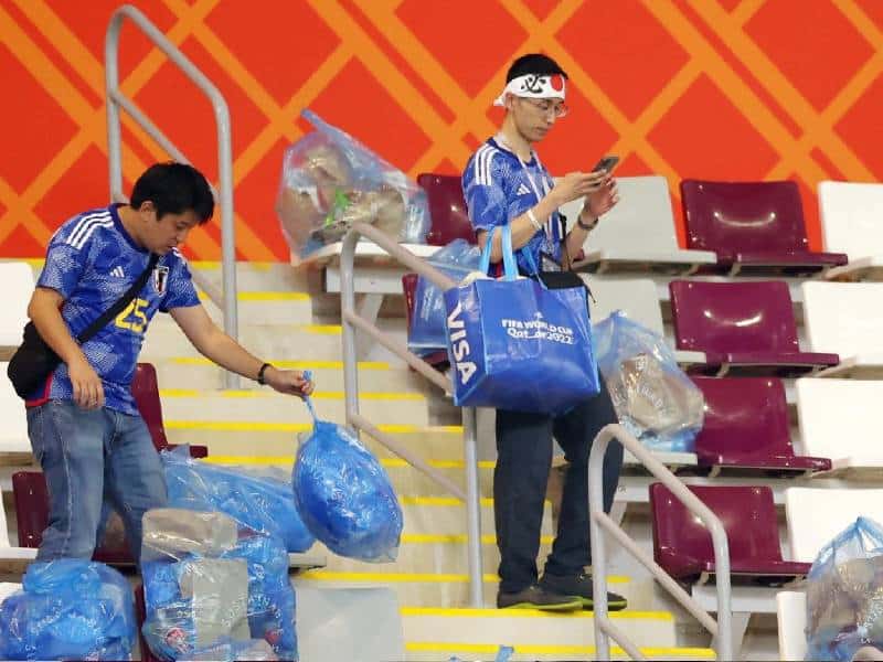 Hinchas japoneses recogieron la basura del estadio tras su victoria contra Alemania