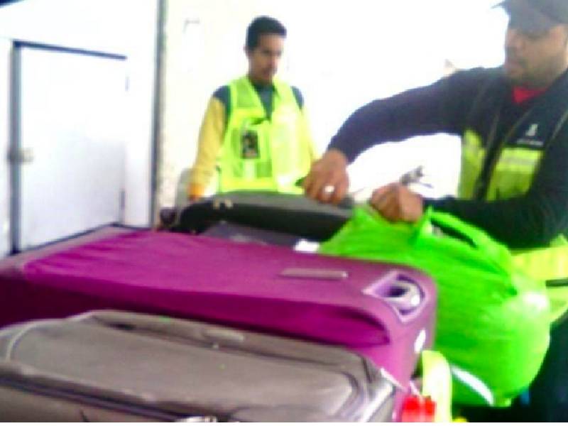 Videos revelan cómo trabajadores roban maletas en el AICM