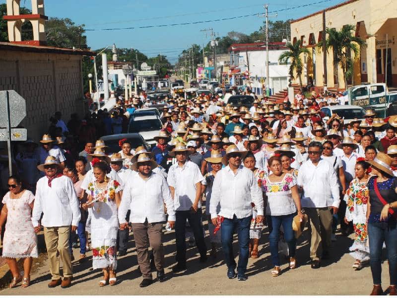 Ciudadanos participan en procesión tradicional en poblado de Kantunilkín