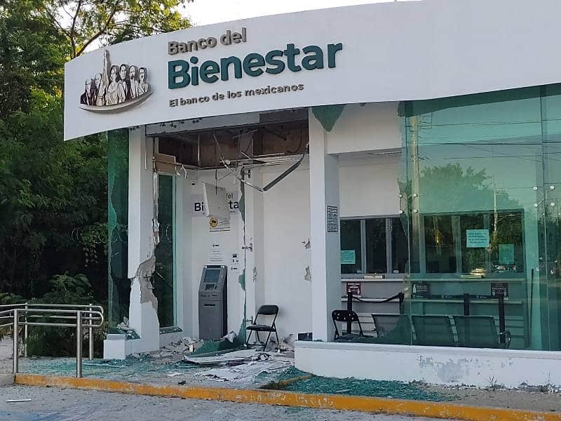 Destruyen Banco del Bienestar en Chetumal
