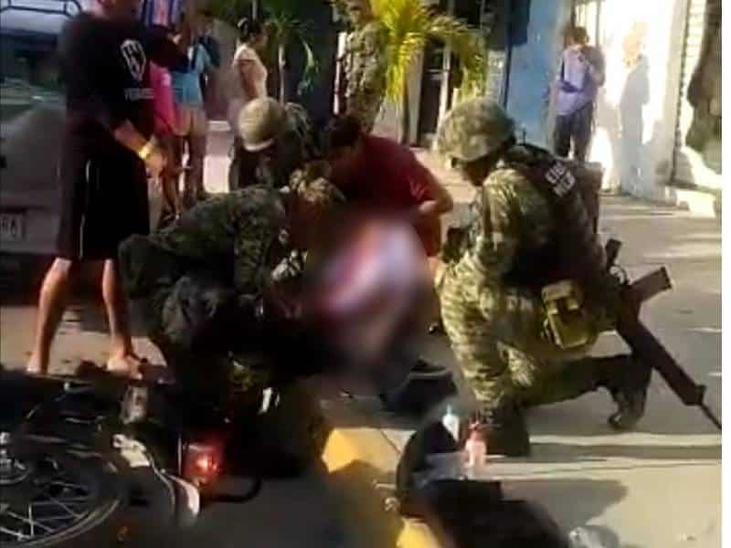 Elementos del Ejército Mexicano apoyan a motociclista que se accidentó en Cancún