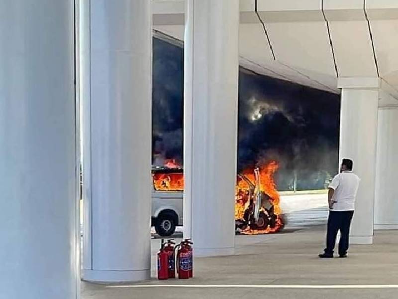 Se incendia una Van en la terminal 4 del Aeropuerto Internacional de Cancún