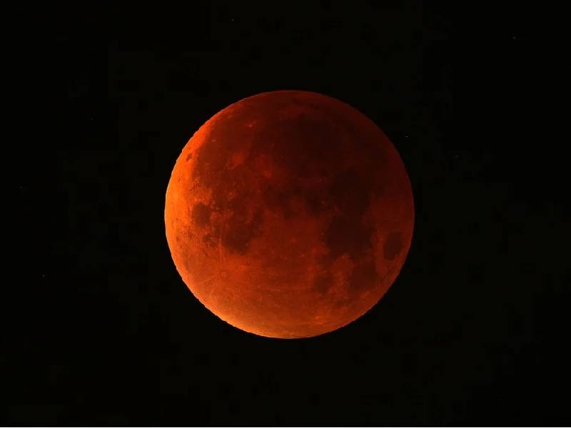 La madrugada de este martes, eclipse total: "Luna de sangre"