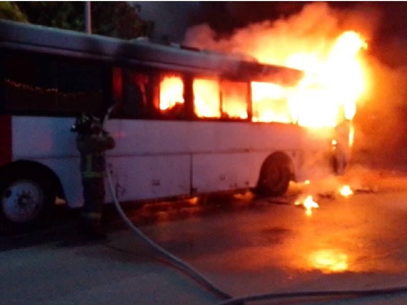 Se incendia camión del transporte de personal en Cancún