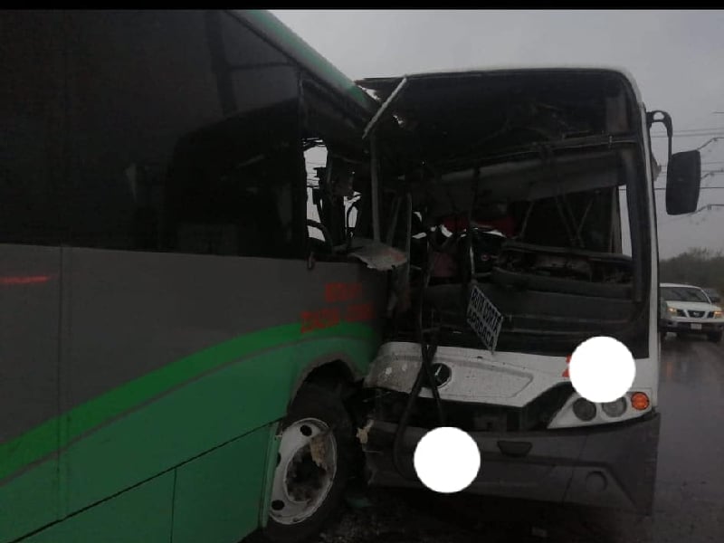 Autobuses chocan en carretera; hay más de 30 heridos