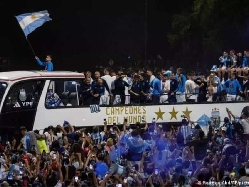 Miles de argentinos reciben a Argentina tras aterrizar en Buenos Aires con la Copa del Mundo