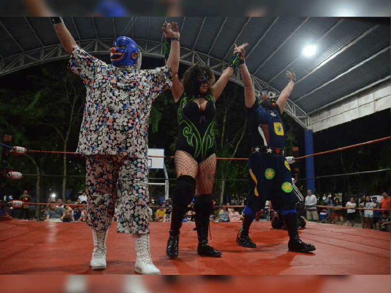 Familias de Villas del Sol pasan entretenida velada con una función de lucha libre