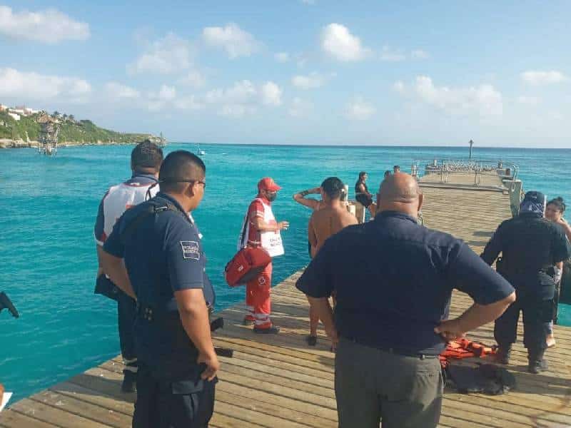 Rescatan a cinco personas que viajaban en embarcación que naufragó en Isla Mujeres