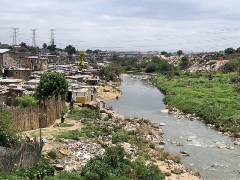 Van 14 muertos por repentina crecida de un río en Sudáfrica