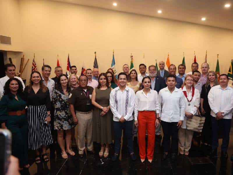 Estrecha Ana Paty Peralta lazos con cuerpo consular en Cancún
