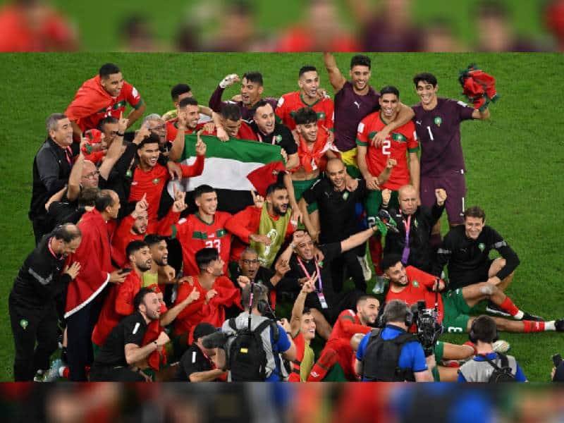Marruecos posa con una bandera palestina tras pasar a cuartos del Mundial