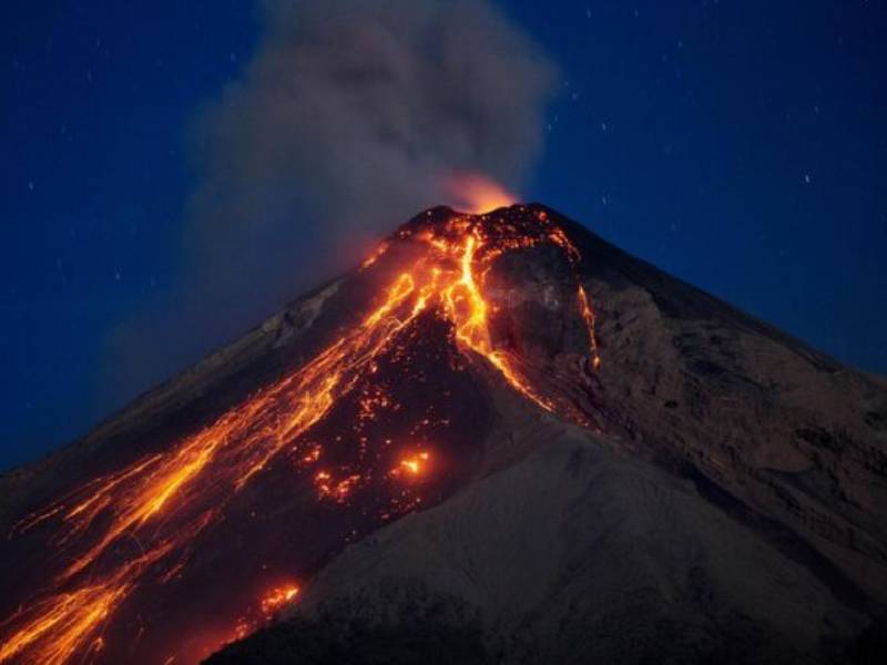 Erupción del volcán de Fuego en Guatemala provoca cierres