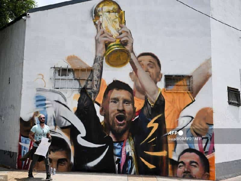 Crean mural en honor a Messi tras conquistar el Mundial