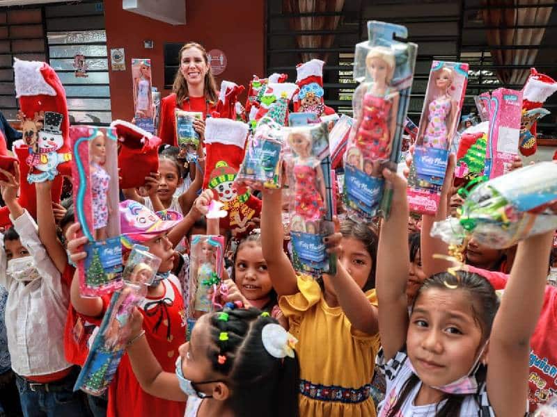 Atenea Gómez lleva alegría a las niñas y niños de Isla Mujeres en esta Navidad
