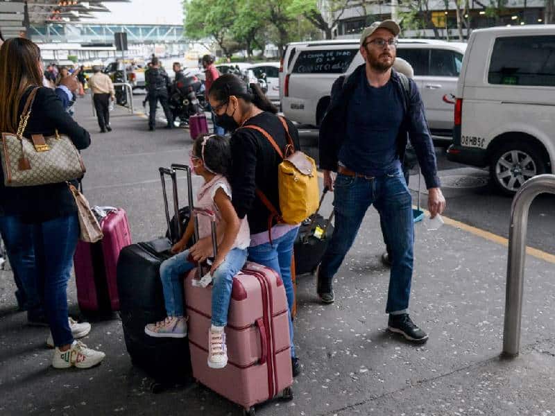 Buscan que Didi y Uber puedan operar en aeropuertos de México