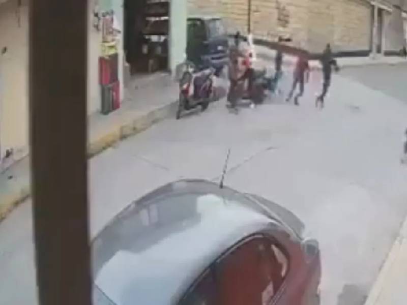 Video. Hombre evita asalto a mujer en Puebla y le disparan