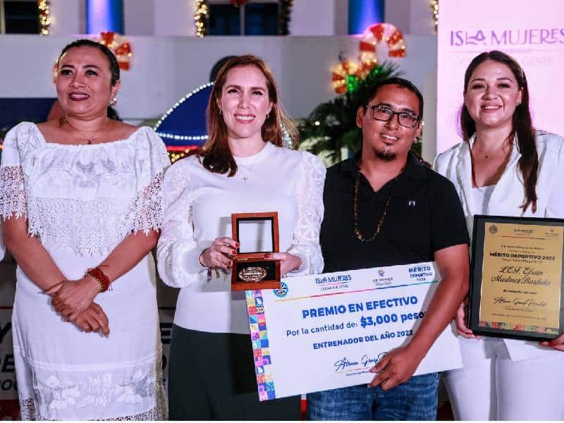 Atenea Gómez entrega por primera vez la Medalla al Mérito Deportivo ‘Hugo Ravell Magaña’