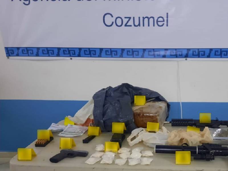 Fiscalía de Quintana Roo asegura armas y drogas durante un cateo en Cozumel