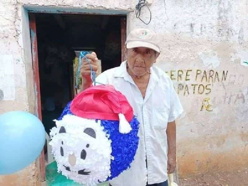 Familia morelense vende piñatas para pagar estudios de sus hijos