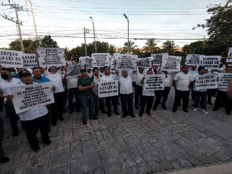 Taxistas de Quintana Roo se manifiestan contra Uber
