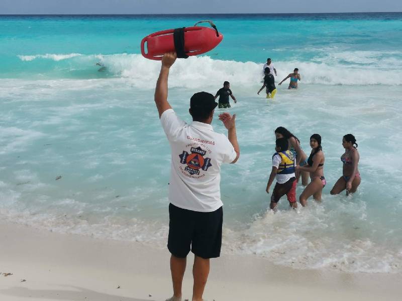 Refuerzan guardavidas de Cancún conocimientos en rescate acuático