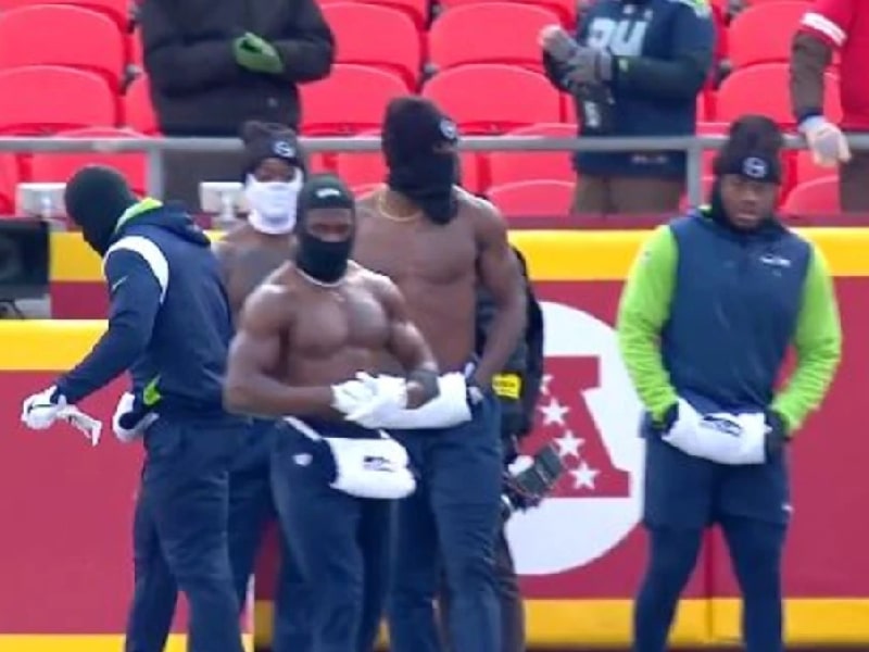 Video. Jugadores de los Seahawks entrenan sin camisa a menos 12 grados Celsius