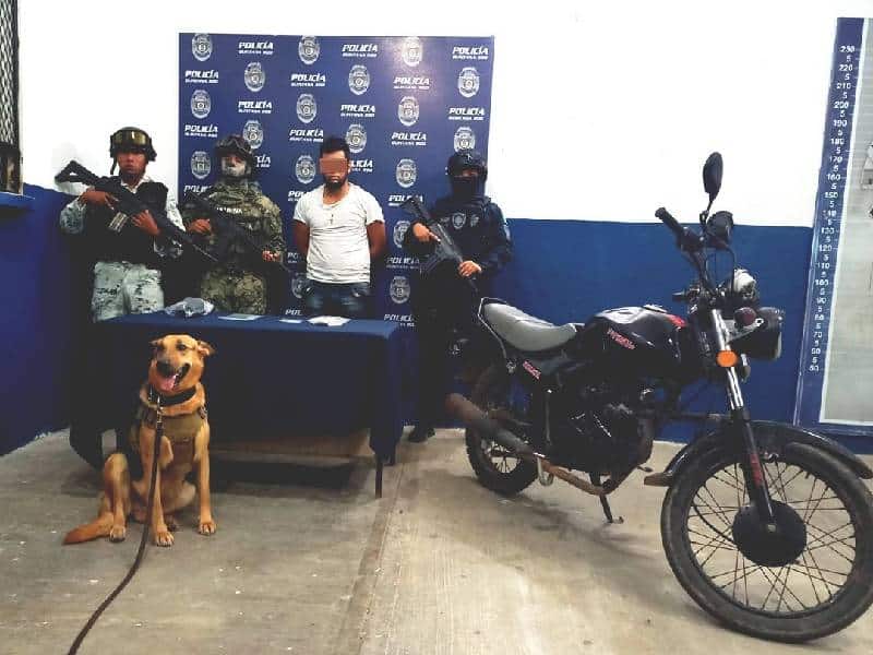 Motociclista con droga es detenido al estar cerca de colisionar a oficiales