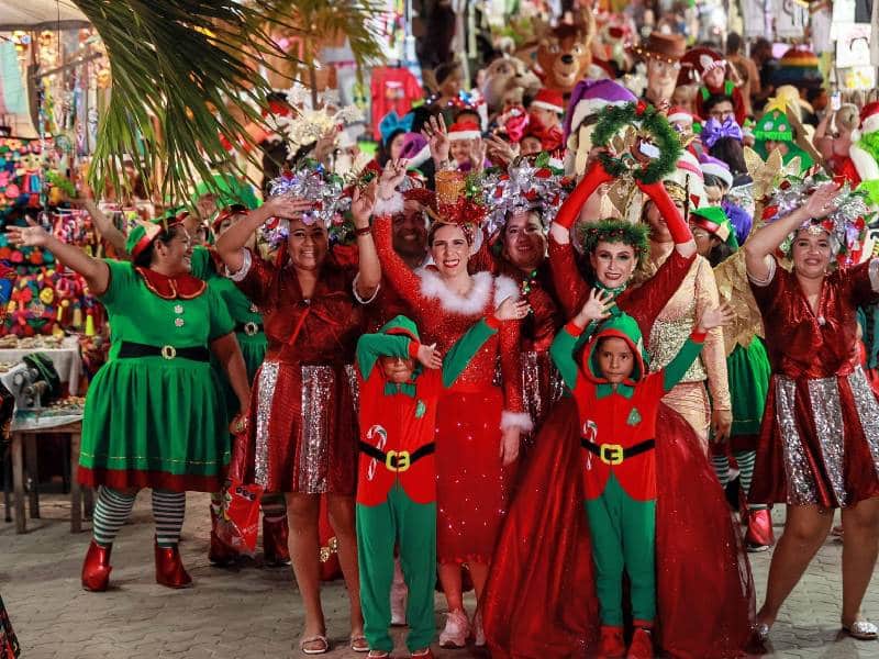 Atenea Ricalde llena de magia las calles de Isla Mujeres con el Gran Desfile Navideño 2022
