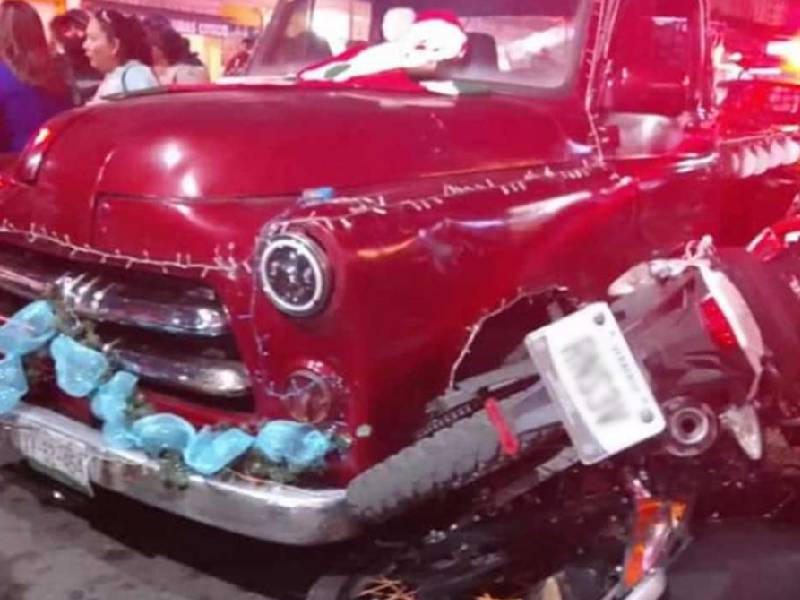 Camioneta arrolla a asistentes de desfile navideño en Veracruz