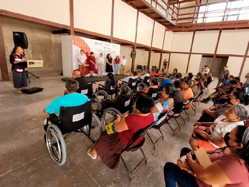 Beneficiencia Pública entrega apoyos para personas discapacitadas en Carrillo Puerto