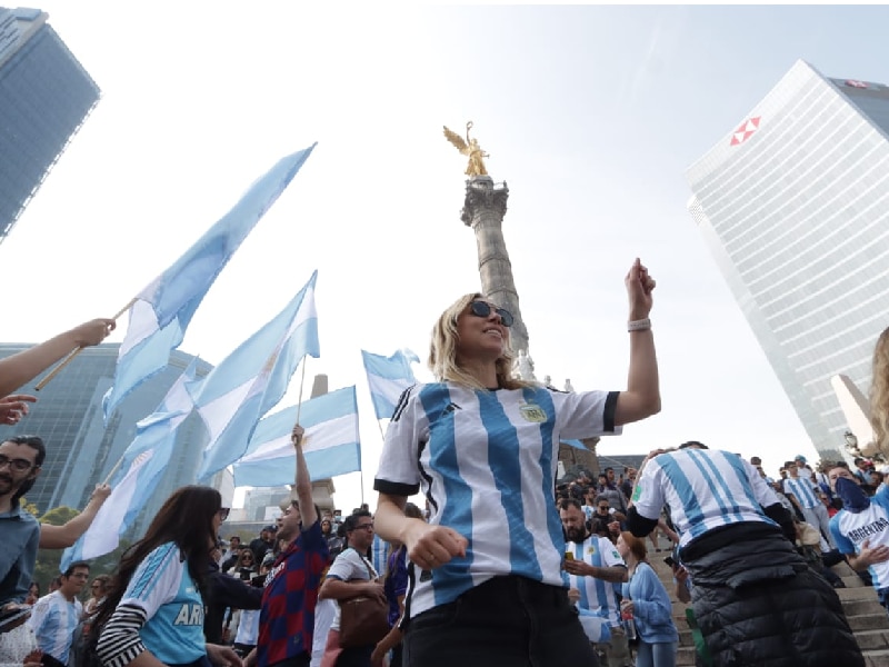 Argentinos celeArgentinos celebran triunfo de la selección en el Ángel de la Independenciabran triunfo de la selección en el Ángel de la Independencia