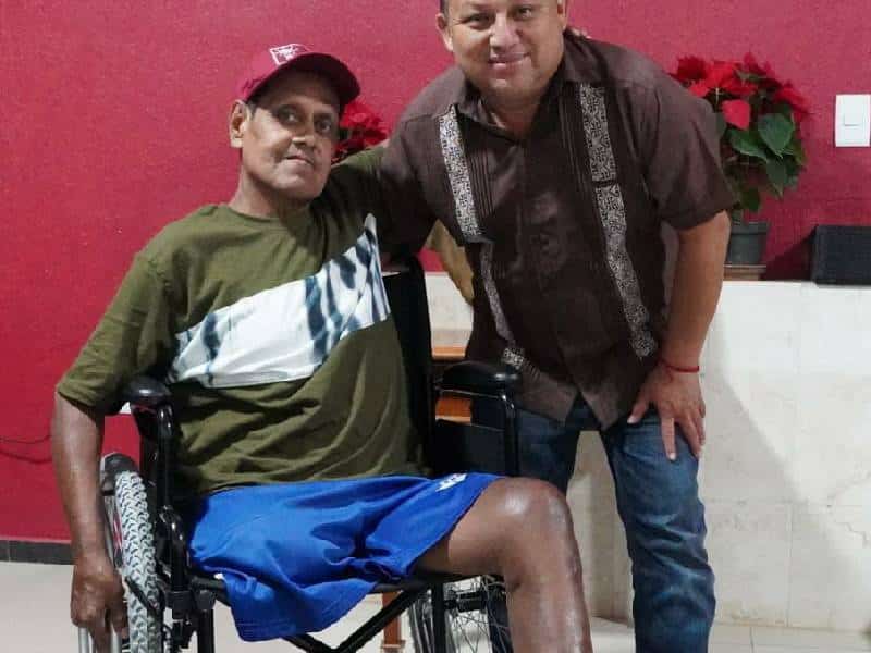 Entrega el Ayuntamiento de José María Morelos una silla de ruedas