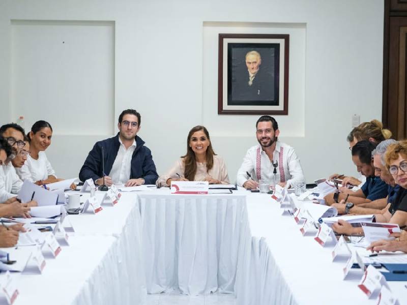 Firman empresarios chetumaleños con Mara Lezama acuerdo solidario