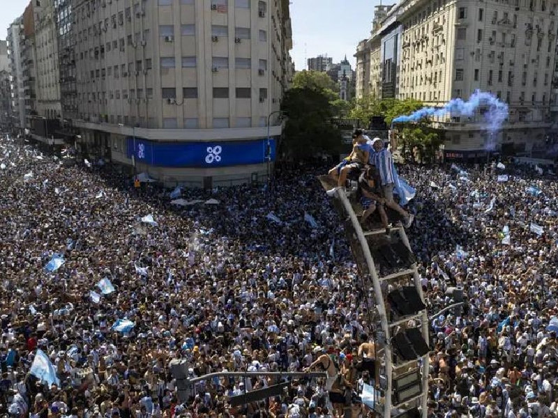 Miles de argentinos celebran en Buenos Aires el campeonato del mundo
