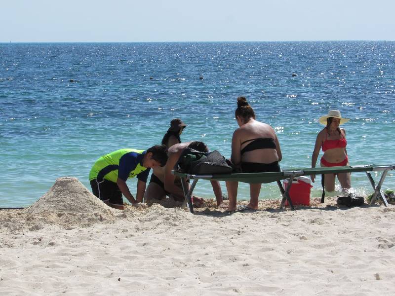 Por vacaciones de invierno extienden horario de servicio en playas de Cancún
