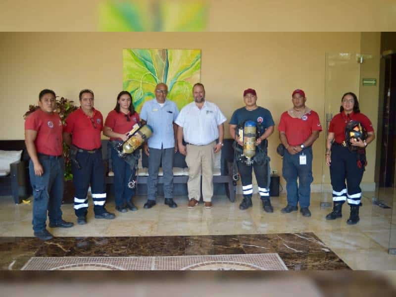 Cadena hotelera dona equipo al Cuerpo de Bomberos de Puerto Morelos
