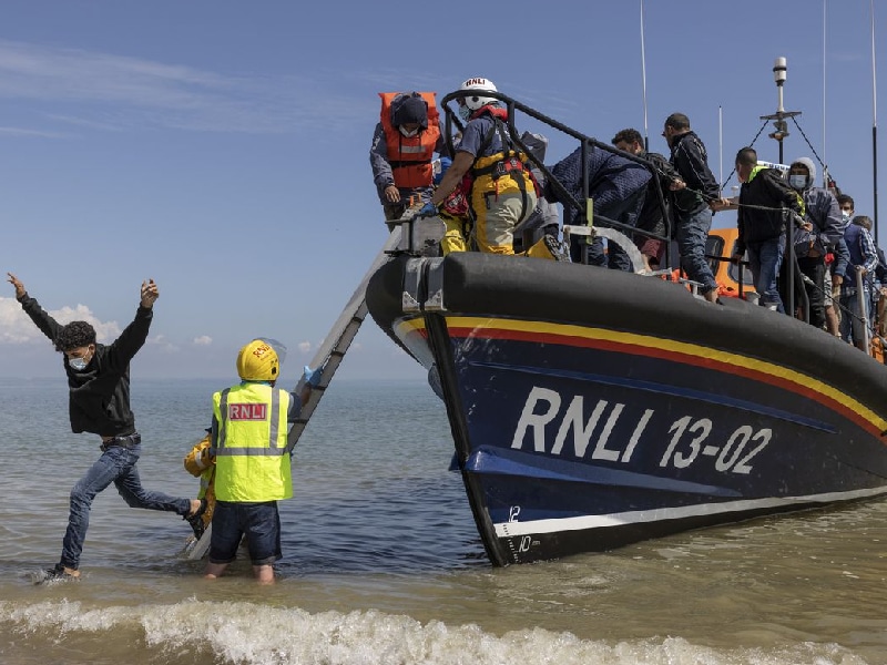 Agentes llegan al puerto de Dover, al sureste de Inglaterra, después del bote salvavidas de la Royal National Lifeboat Institution (RNLI) del Reino Unido